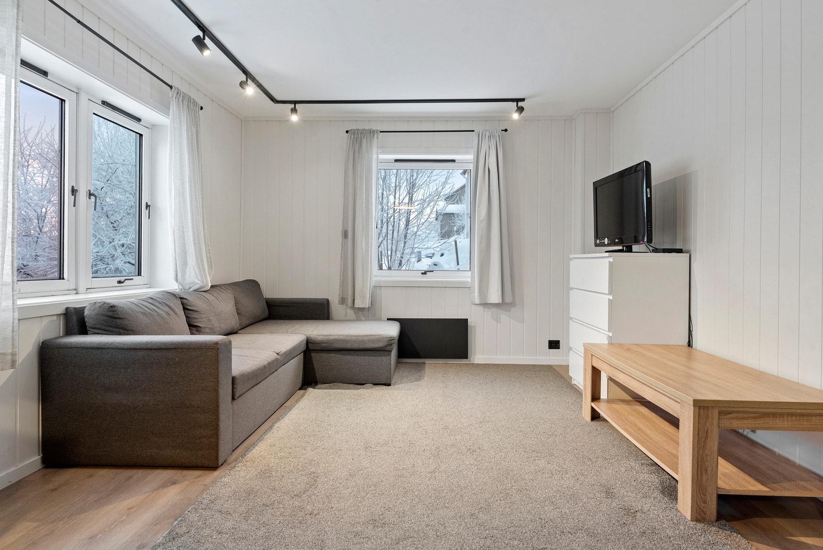 Lys stue med god plass til sittegruppe. Galleribilde