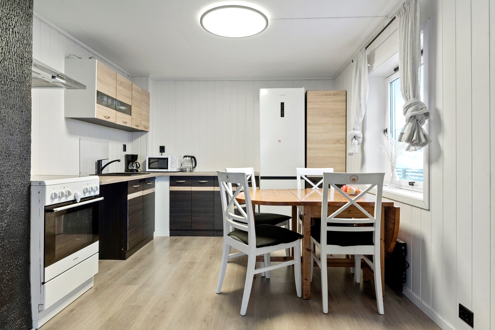 Stuen har åpen løsning mot kjøkken. Plass til spisebord. Galleribilde