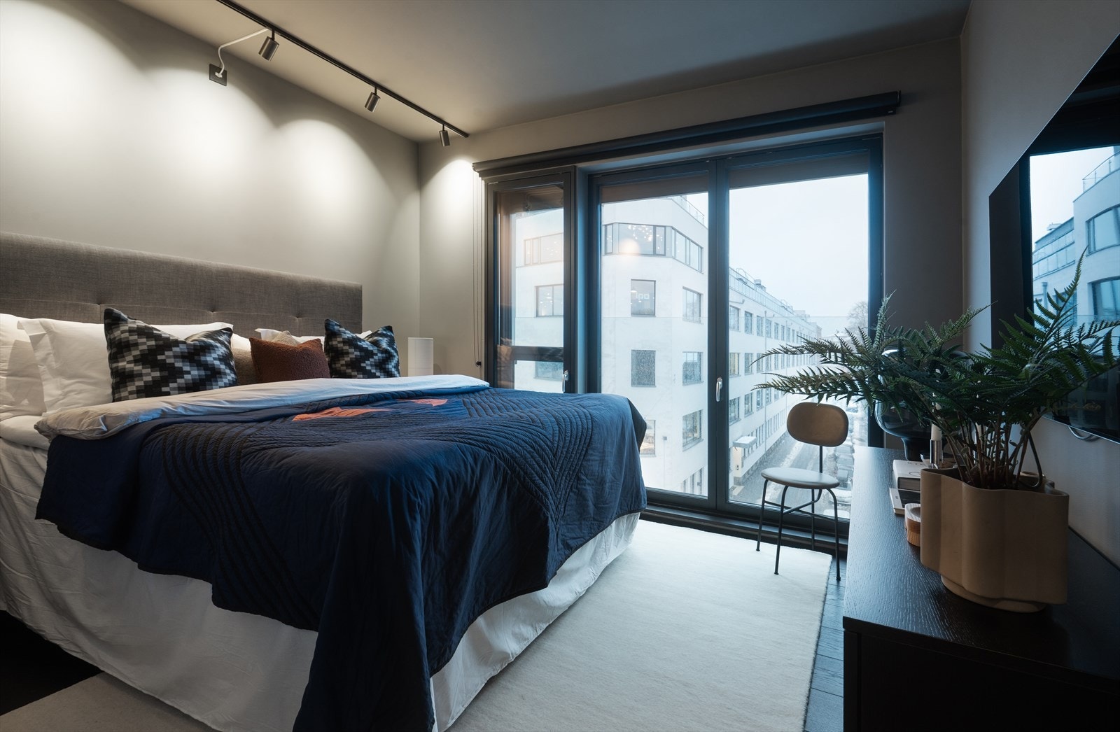 Hovedsoverommet er av god størrelse med god plass til dobbeltseng, nattbord og oppbevaring. Galleribilde