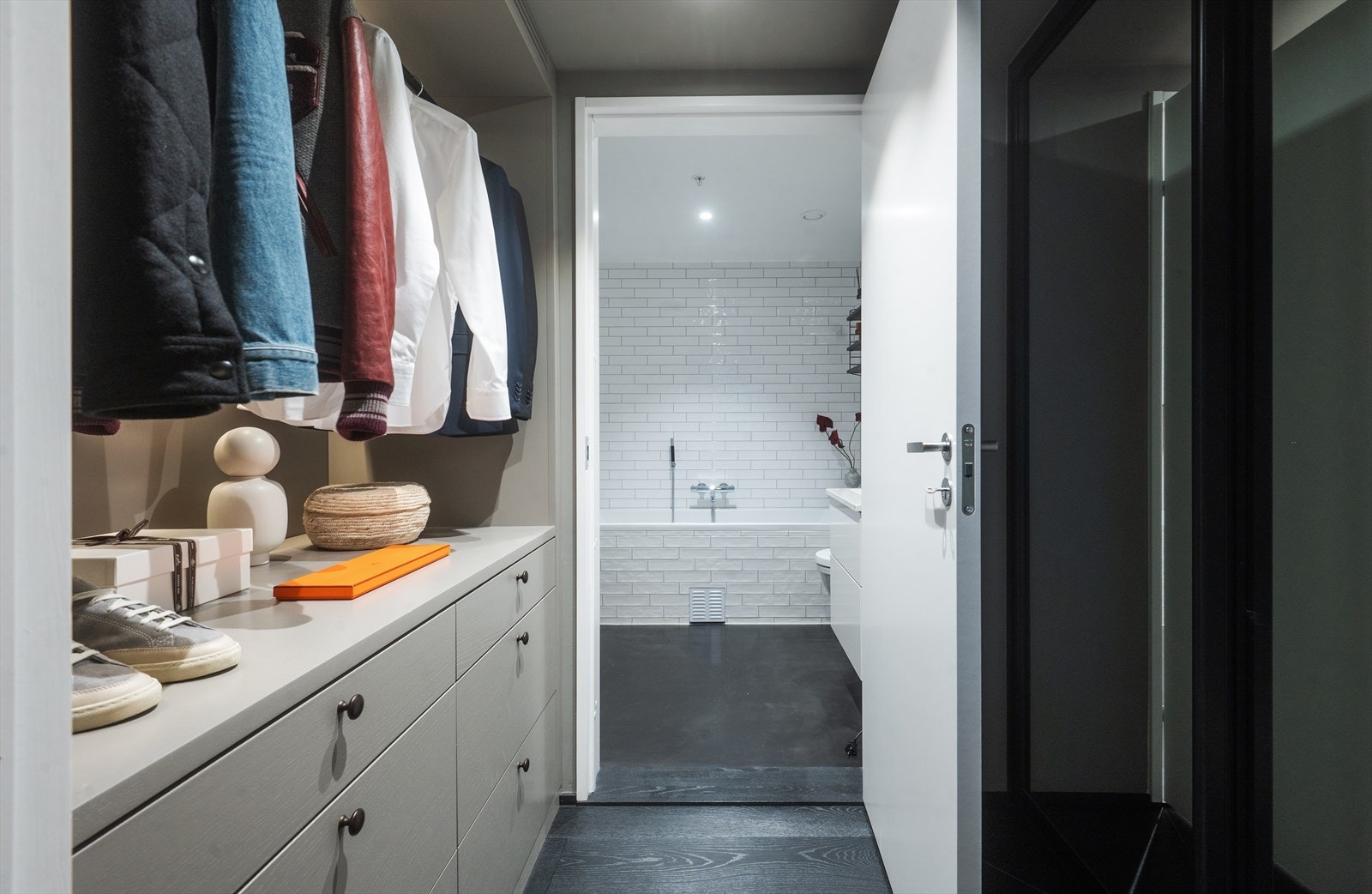 Nydelig walk-in closet med praktiske løsninger. Galleribilde