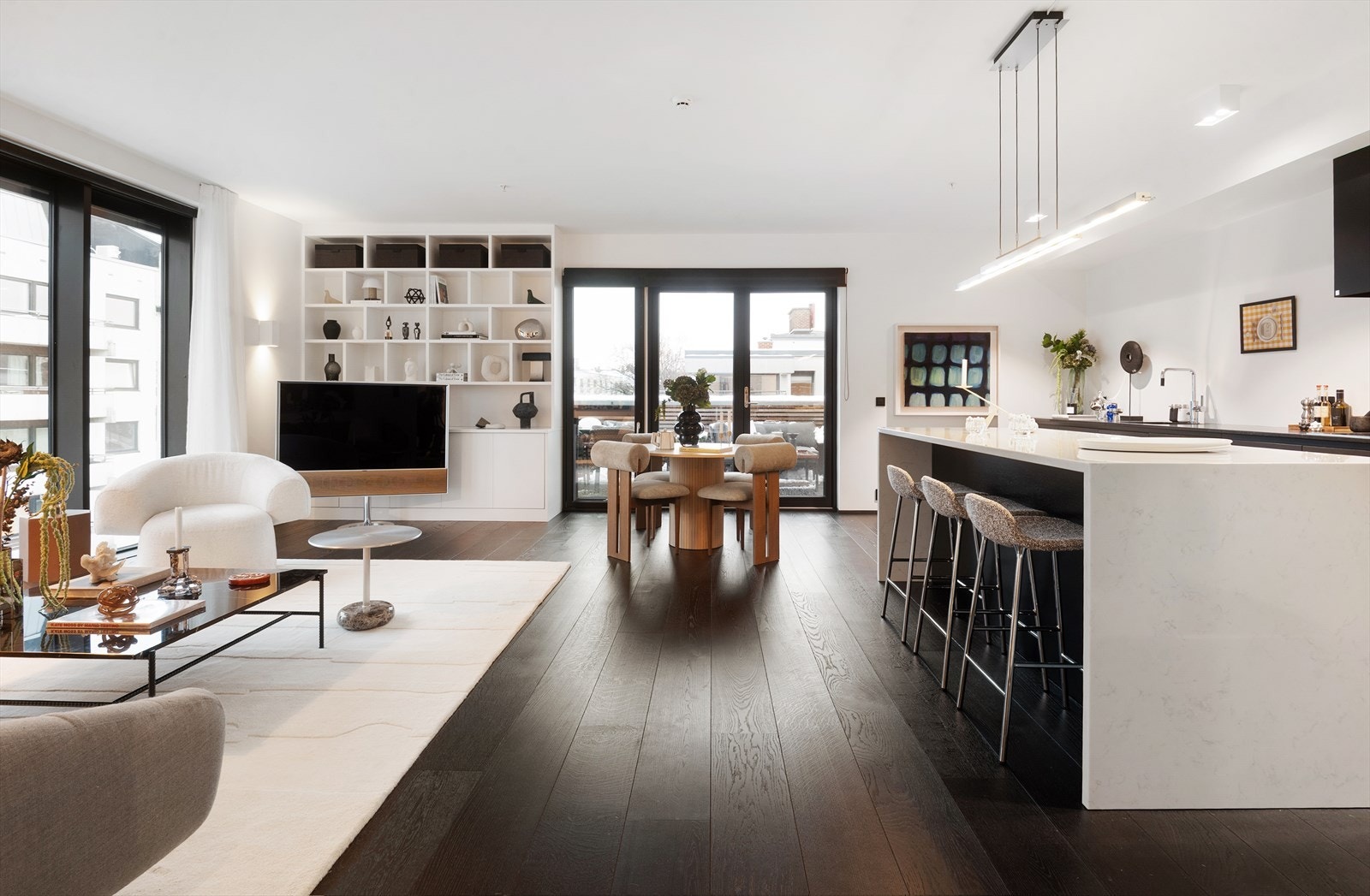 Gulvet er lagt med enstavs parkett og har vannbåren gulvvarme. Galleribilde