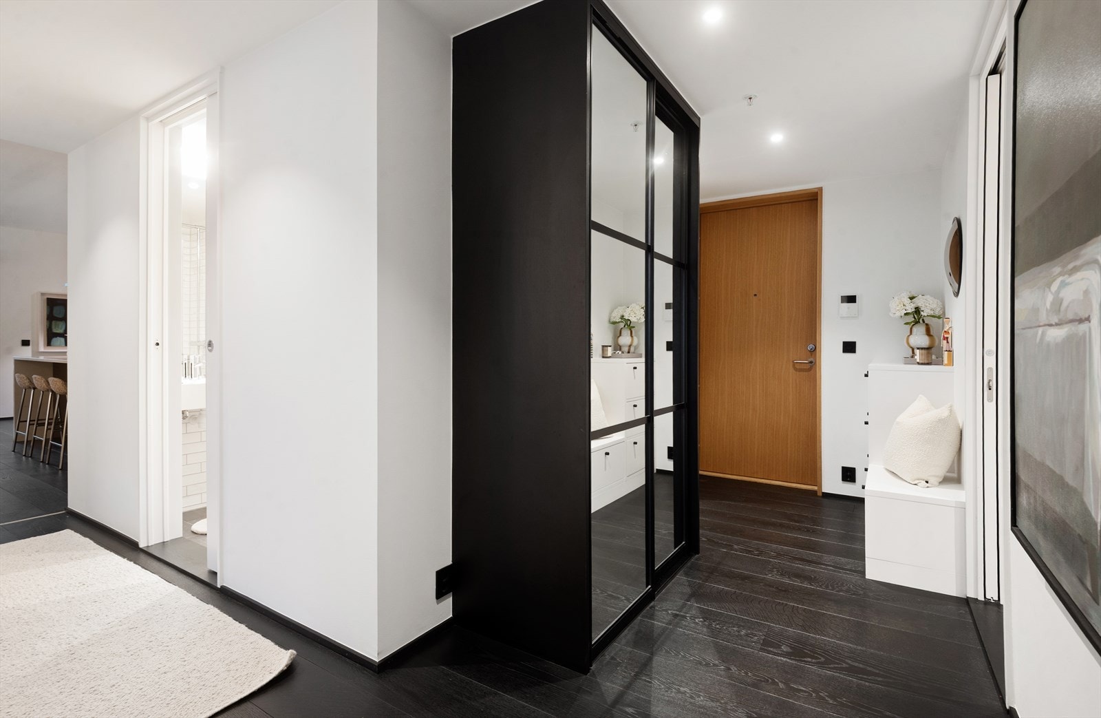 Stilren og romslig entré med god plass til oppbevaring av sko og yttertøy. Galleribilde