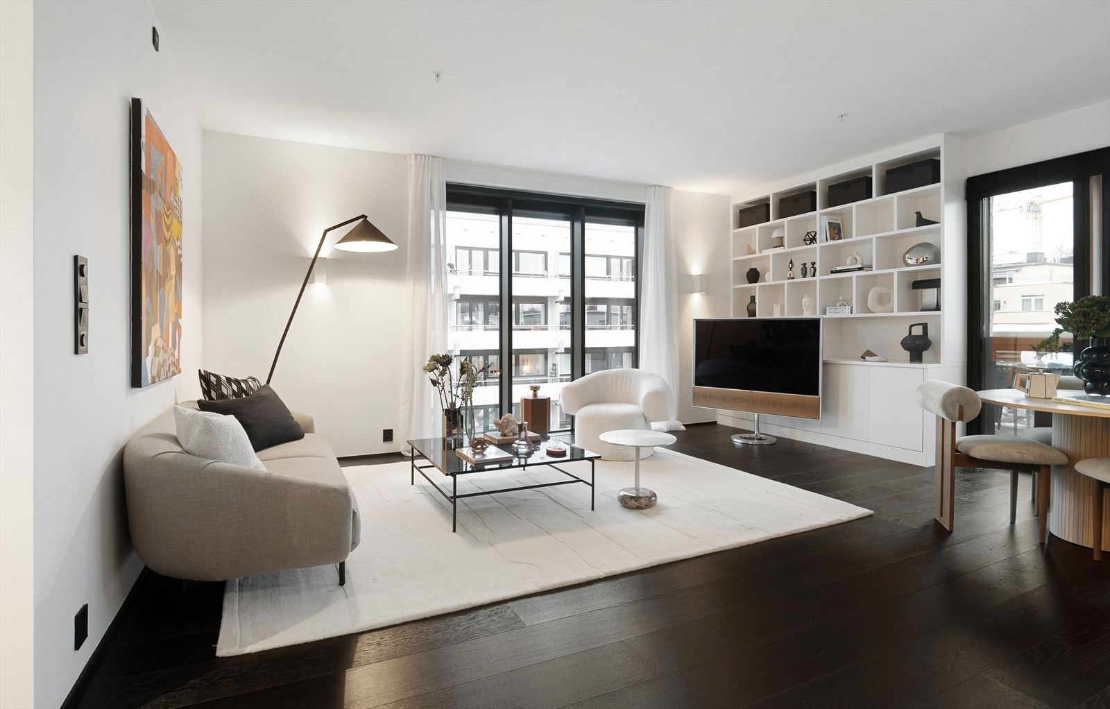 Stuen har gode møbleringsmuligheter og fantastisk lysinnslipp. Galleribilde