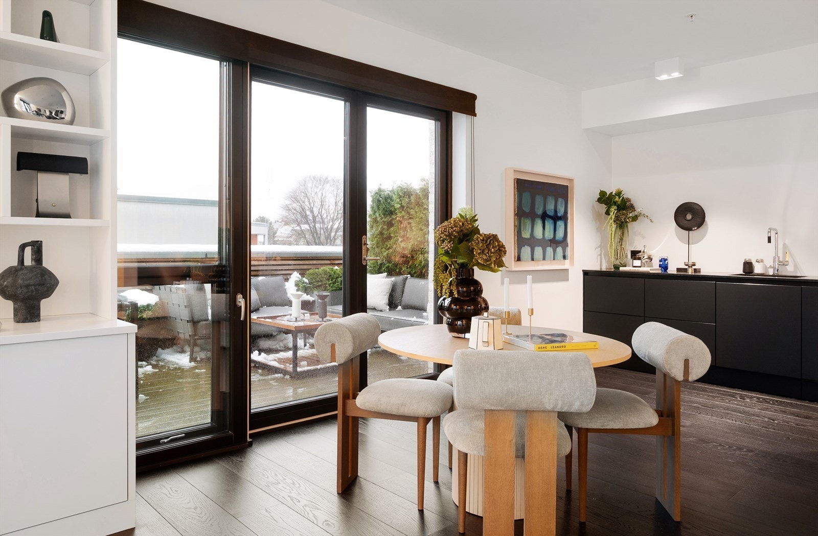 Fra stuen er det adkomst til leilighetens terrasse, en fin forlengelse av oppholdsrommet på sommerstid. Galleribilde