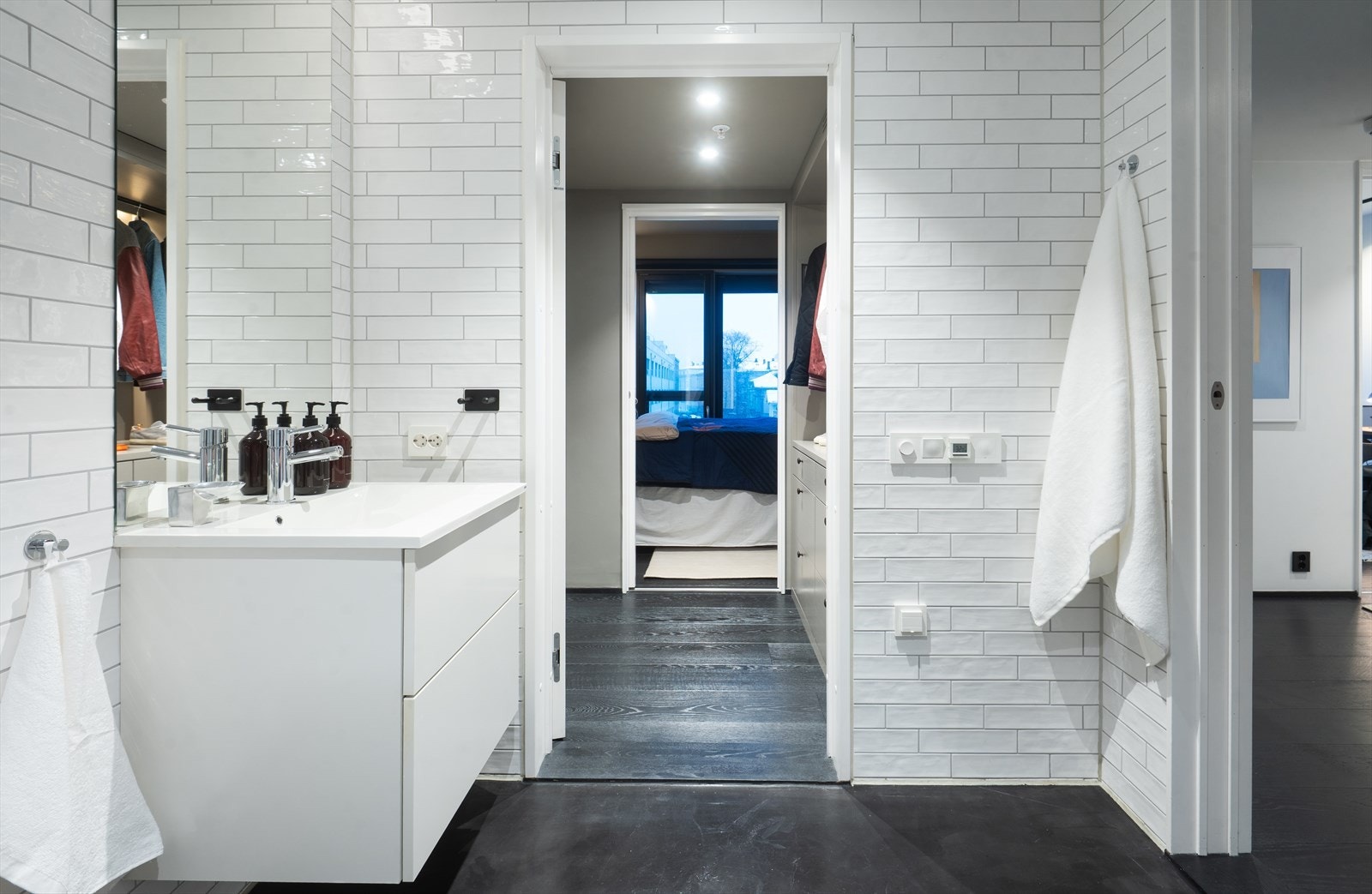 Badet er innredet med servant med underskap, overskap med speildører, vegghengt toalett og badekar med armatur på vegg. Galleribilde