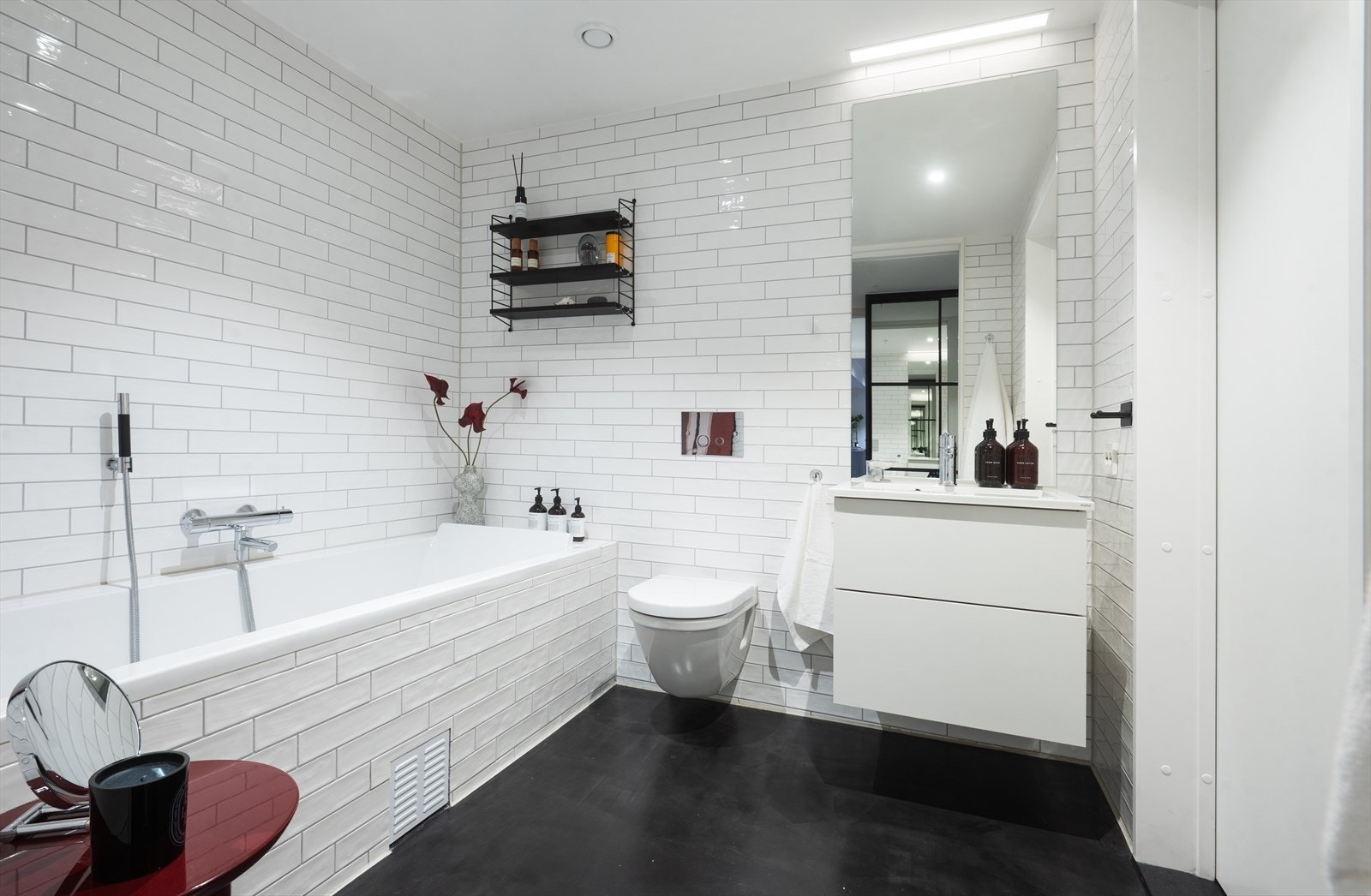 Det første badet er av god størrelse med flislagte vegger og mikrosement på gulv, med varmekabler. Galleribilde