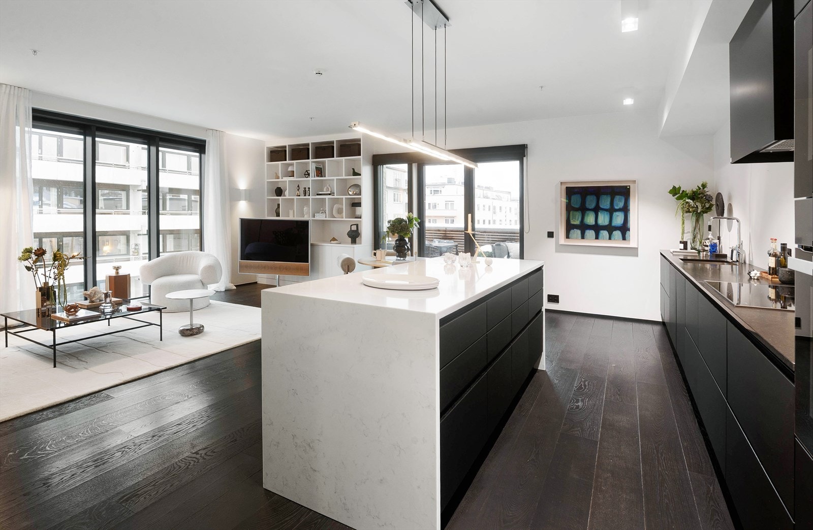 Kjøkkenøy fra HTH med benkeplate og sidevanger i kompositt/kvarts fra Sigvartsen. Galleribilde