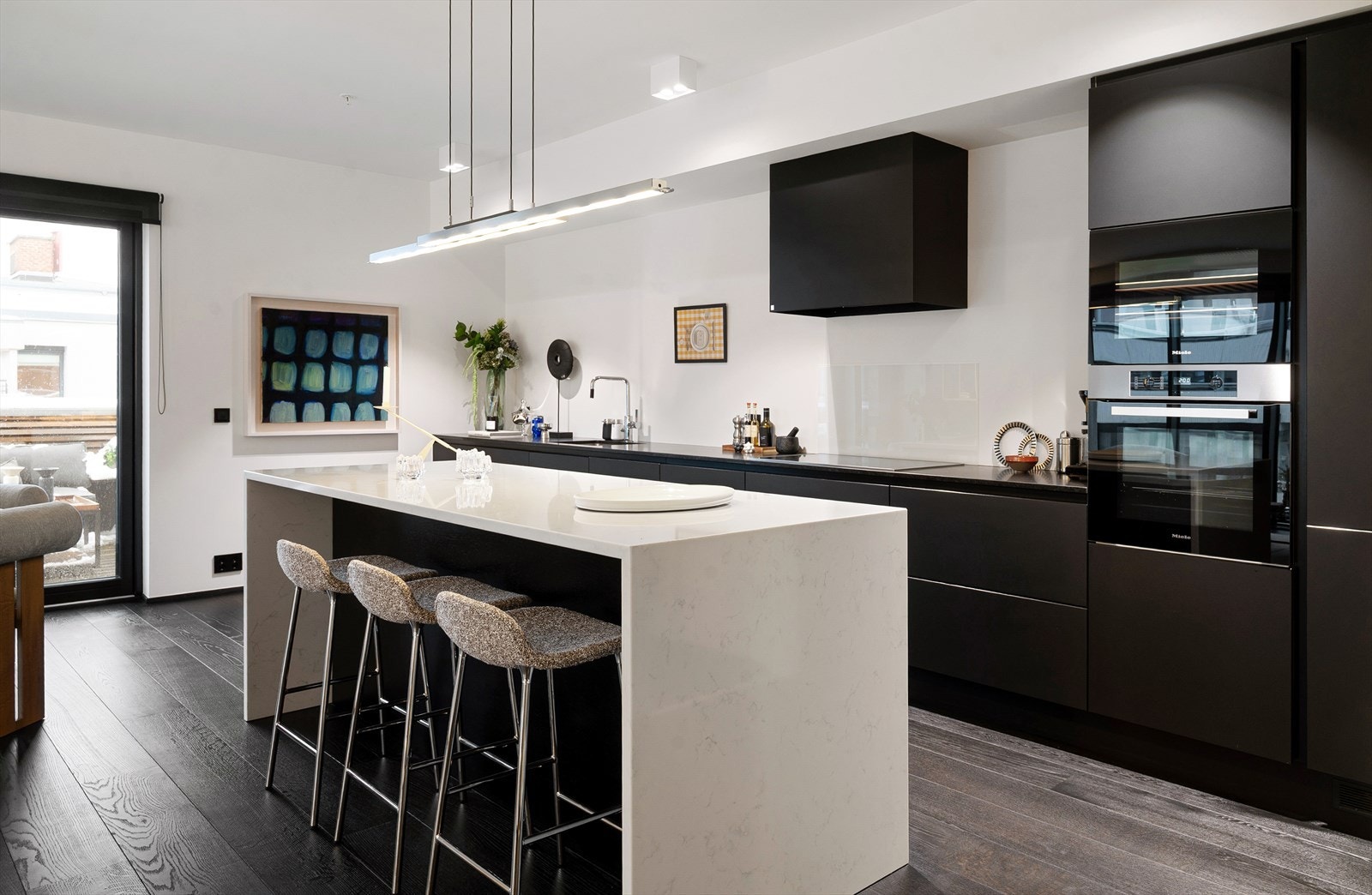 Moderne og stilrent HTH-kjøkken fra 2020 med praktisk kjøkkenøy. Galleribilde