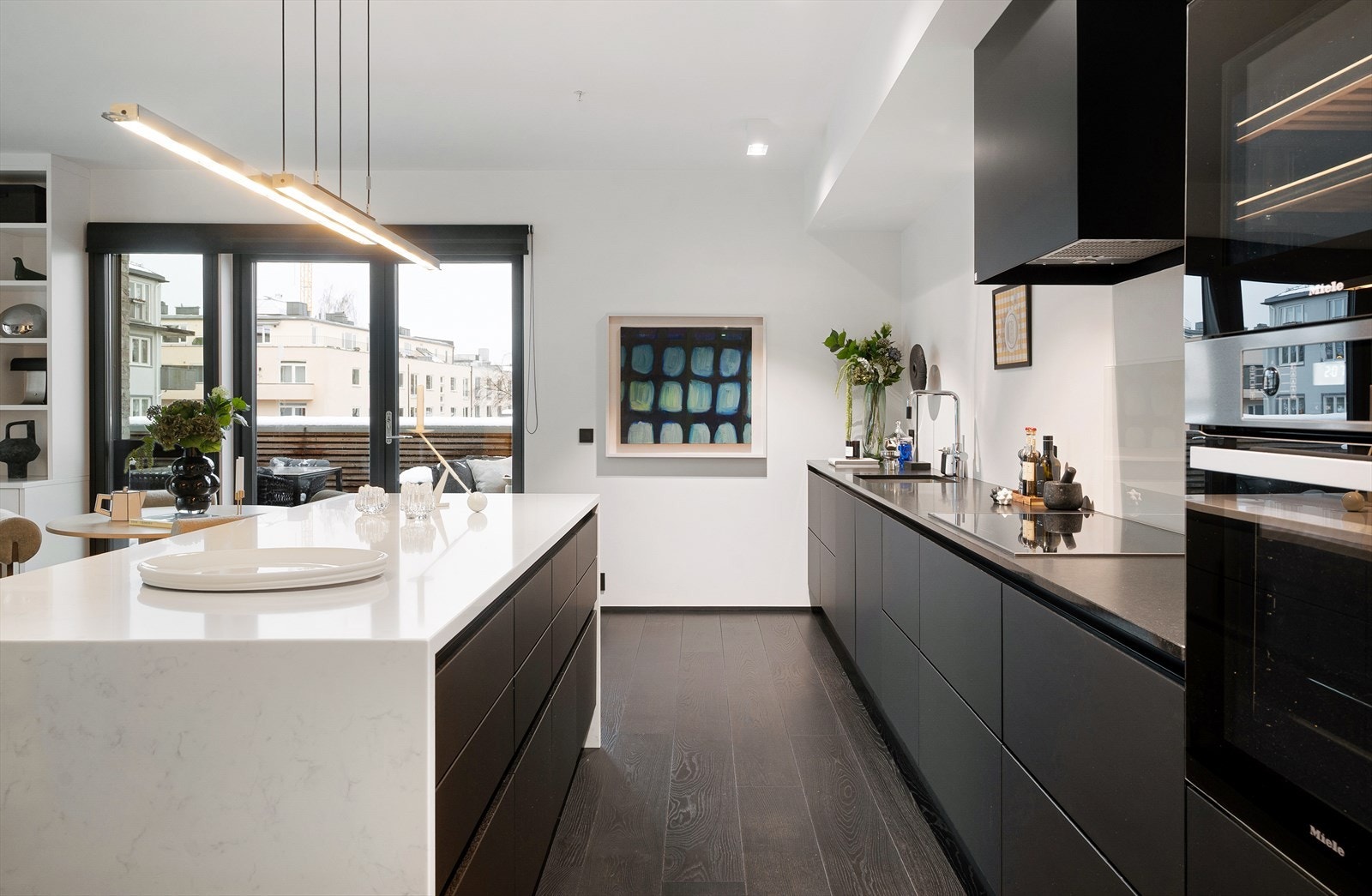 Kjøkkenet er innredet med tanke på både estetikk og det praktiske, med en fantastisk benkeplass og gode oppbevaringsmuligheter. Galleribilde