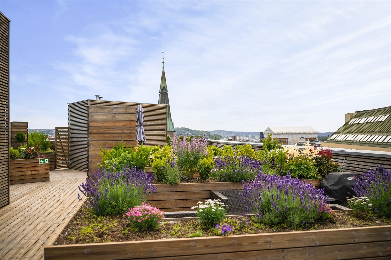 Felles takterrasse med sittegrupper. Deler av taket tilhører leiligheter under. Galleribilde
