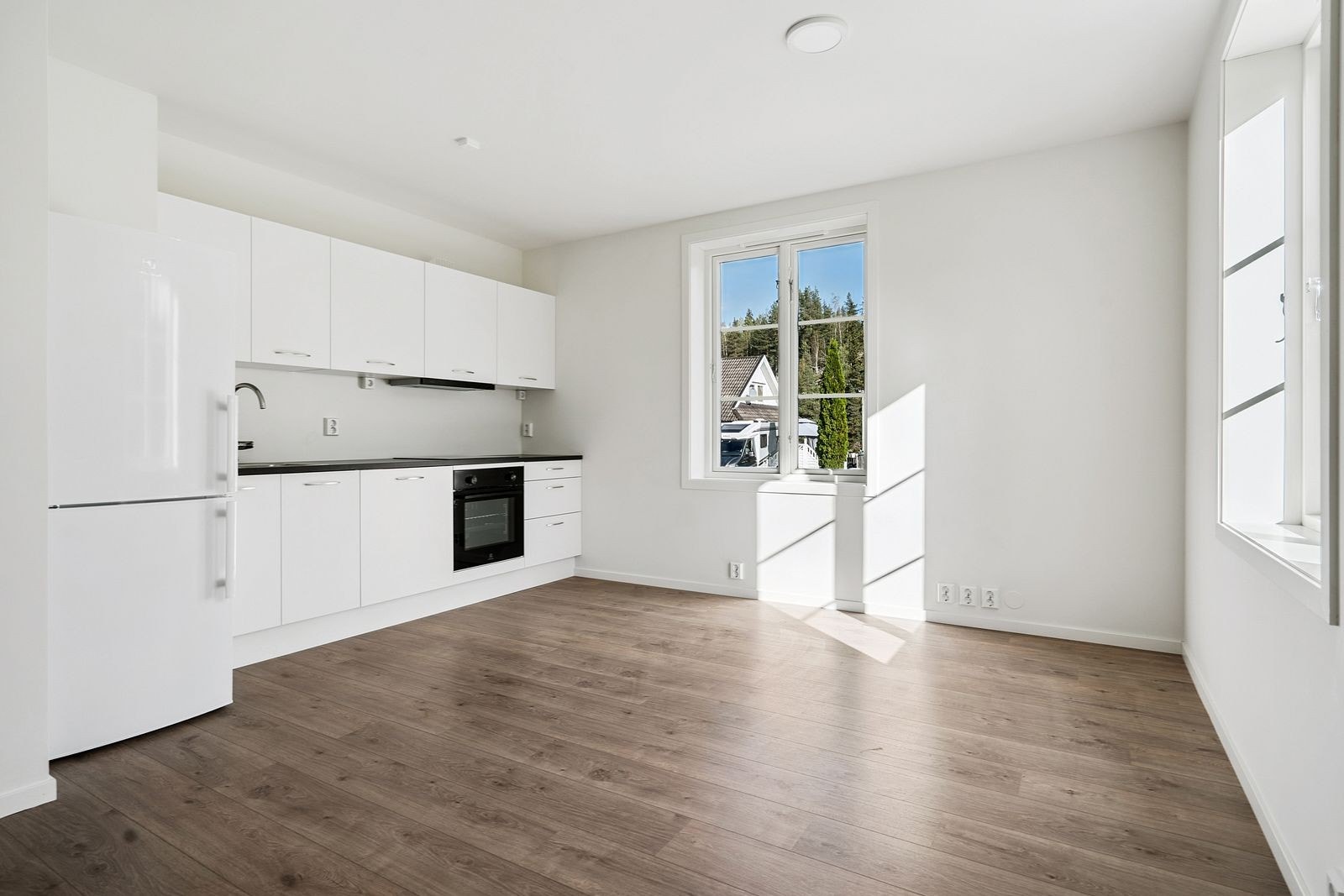 Kjøkken med integrert komfyr, steketopp, oppvaskmaskin og frittstående kombiskap (kjøl/frys) Galleribilde