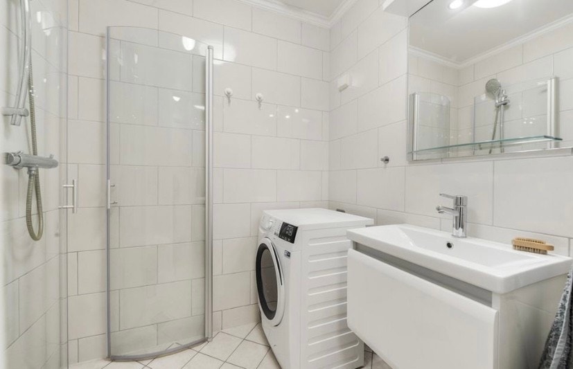 Bad med vaskemaskin Galleribilde