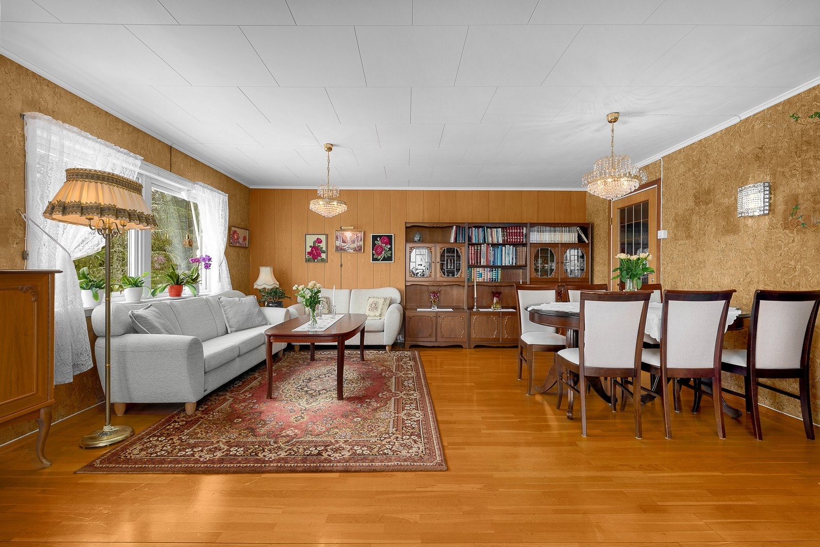 2. etg inneholder romslig stue, kjøkken, to soverom, kontor bad og mellomgang til loftstue Galleribilde