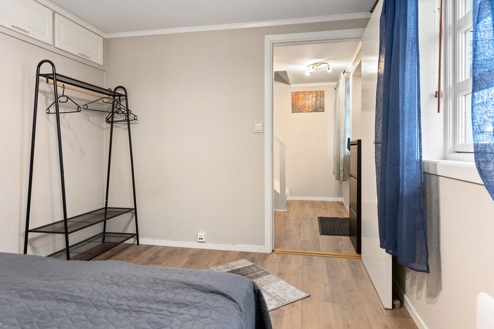 Begge boligens soverommet er malt i lun beige/grå tone. Galleribilde