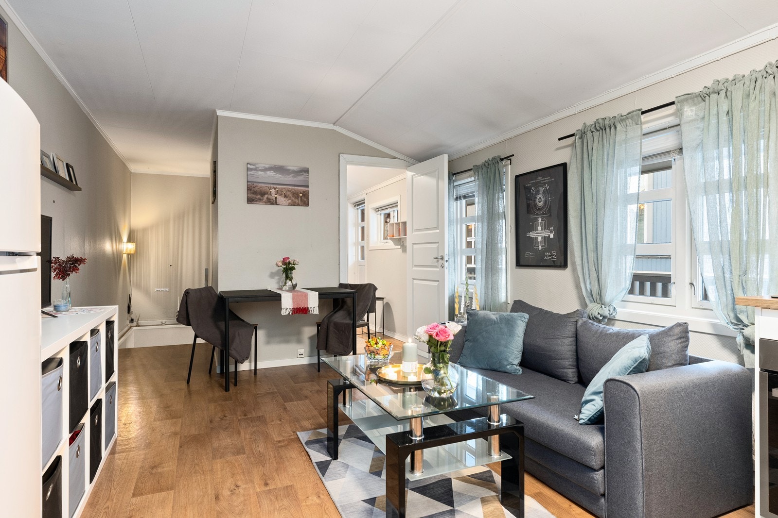 Stue i åpen løsning med kjøkken i 2. etasje. Stuen har med plass til både sofagruppe og spisegruppe. Galleribilde