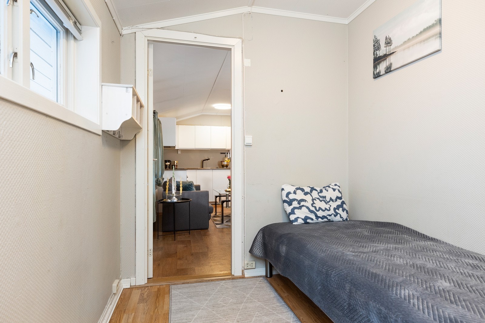 Soverom nummer to er av mindre størrelse og er beliggende i boligens 2. etasje. Galleribilde