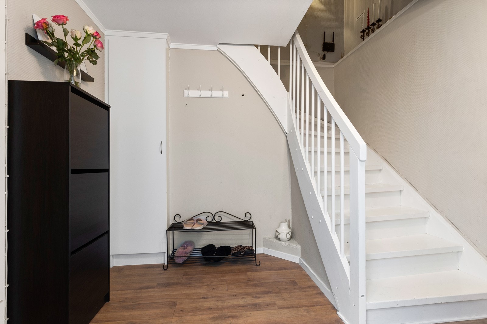 Det første som møter deg i boligen er en romslig gang. Gangen har godt med plass til å henge fra seg yttertøy og oppbevare sko, noe som gjør det enkelt å holde orden. Galleribilde