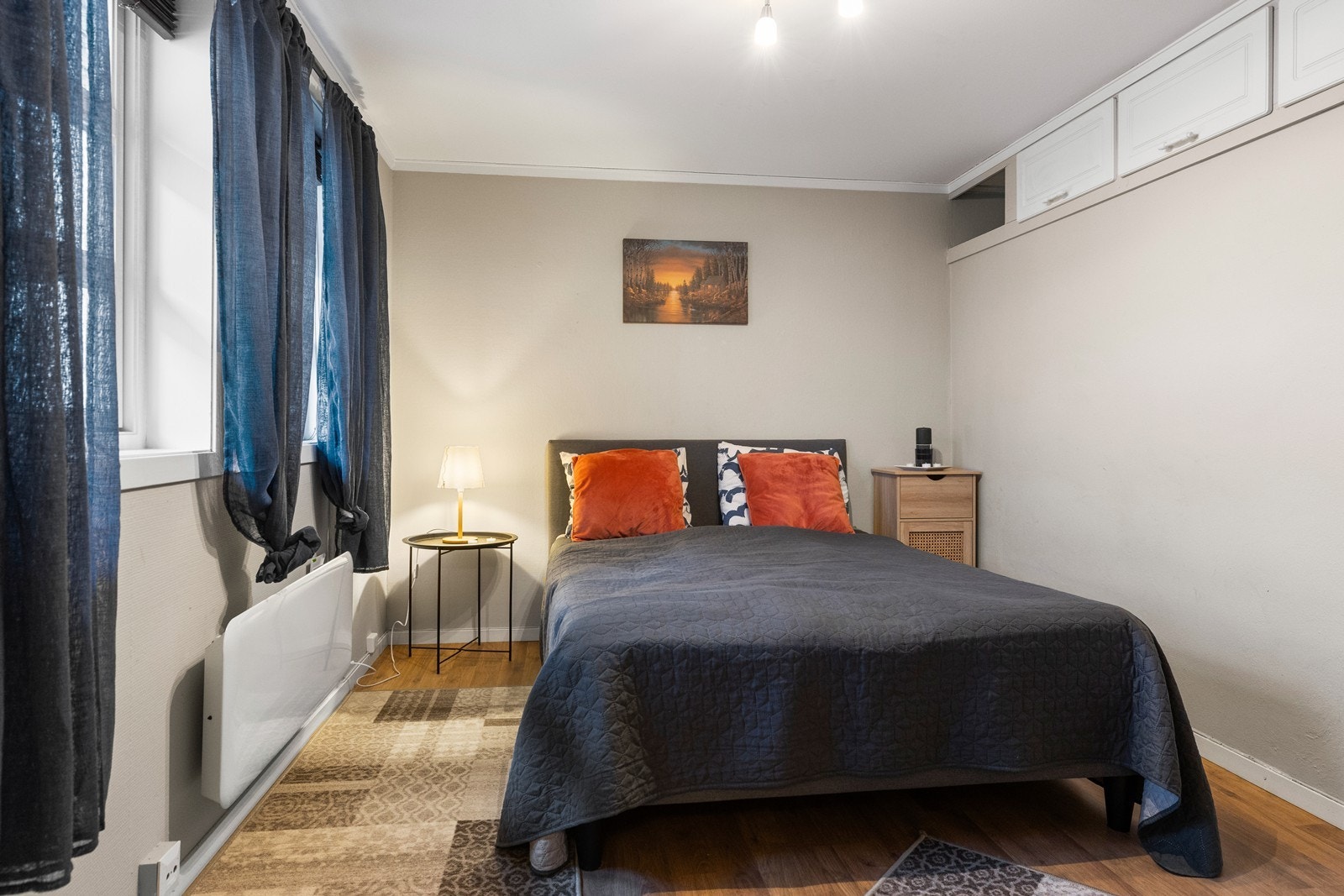 Boligen har 2 soverom. Hovedsoverom med plass til dobbelseng er beliggende i boligens 1. etasje. Plass til skap på hovedsoverom. Galleribilde