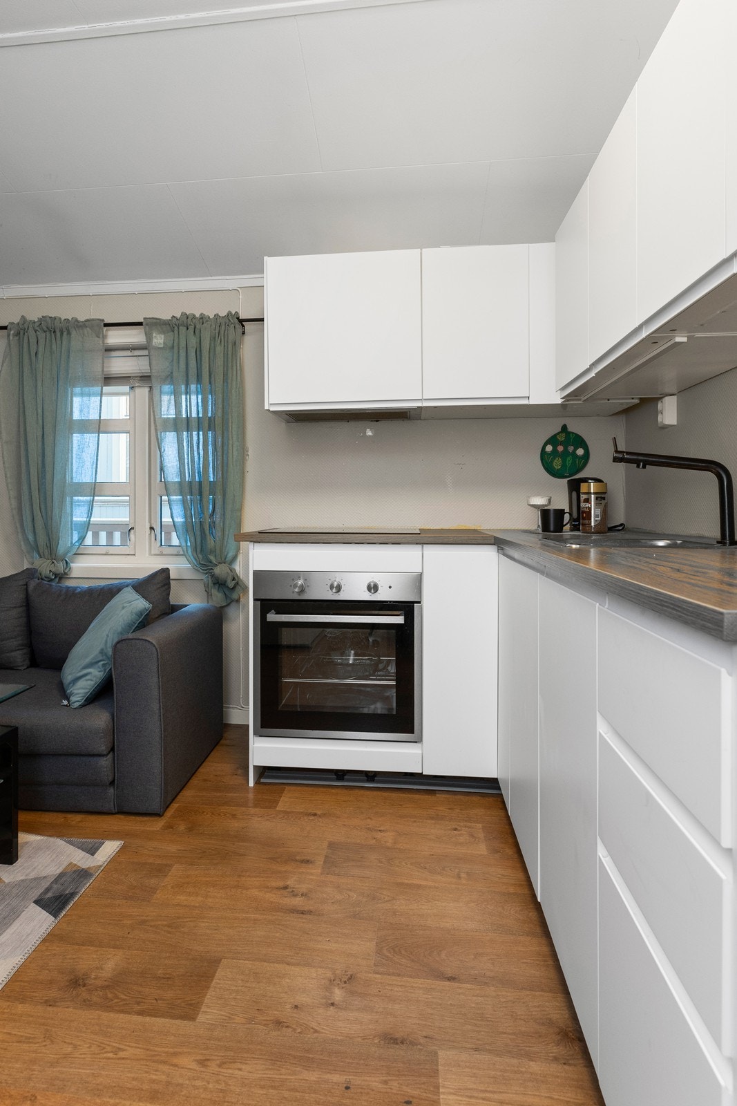 Integrert komfyr, platetopp og oppvaskmaskin medfølger. Det er montert komfyrvakt. Kjøkkenventilator med avtrekk ut. Vannstoppersystem montert på kjøkken. Frittstående kjøleskap. Galleribilde