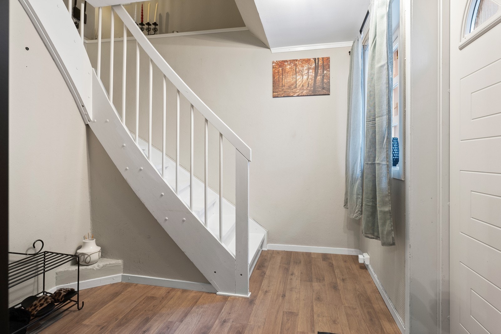 Fra gangen går trappen opp til boligens 2. etasje. Galleribilde