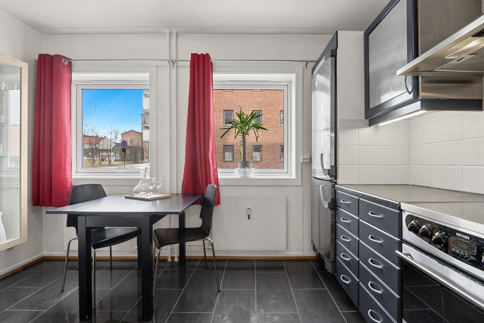 Kjøkkenet har store vindusflater og gir god, naturlig belysning. Galleribilde