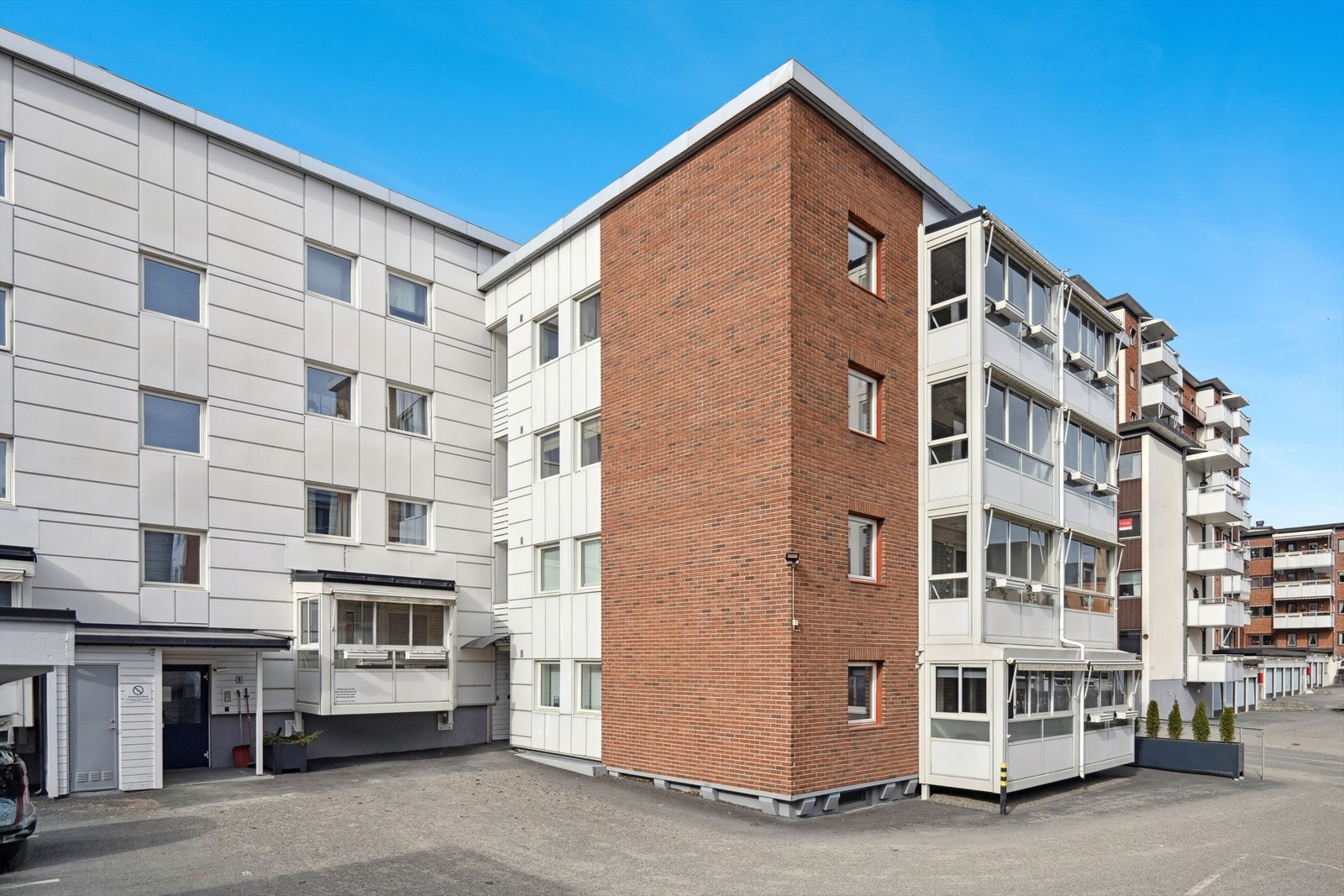 Borettslaget ligger midt i Hamar sentrum og har innkjørsel fra Storhamargata. Galleribilde