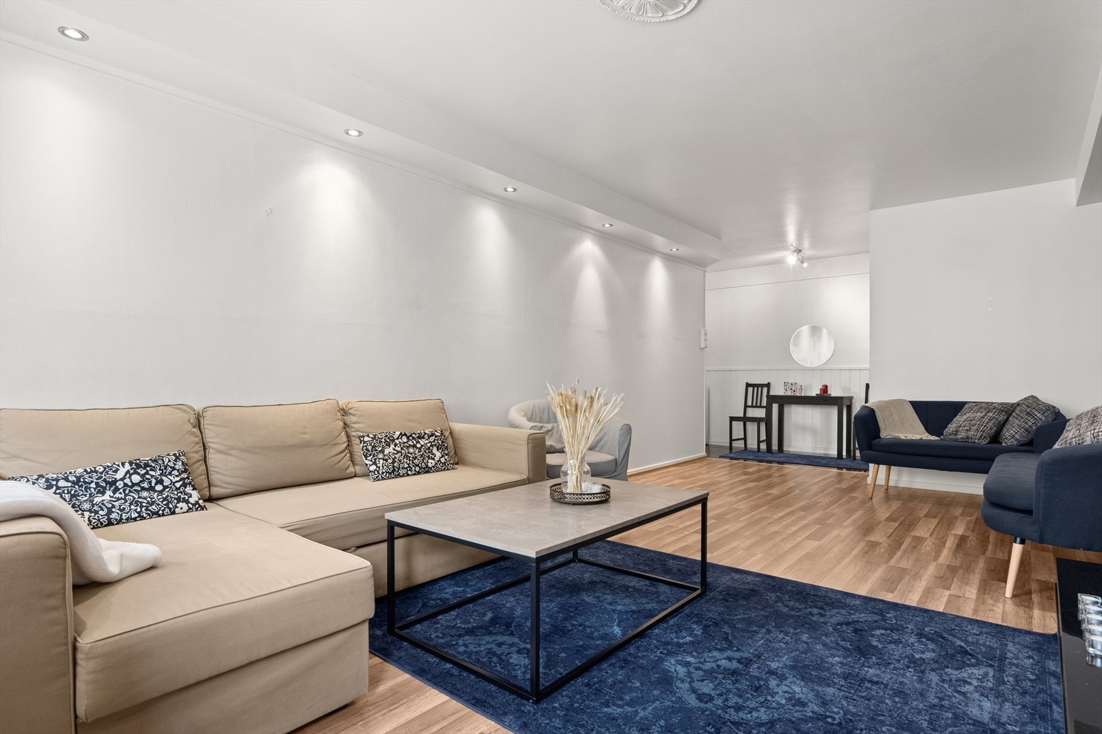 Velkommen inn til en stilren og lettstelt 2-roms leilighet midt i Hamar sentrum! Galleribilde