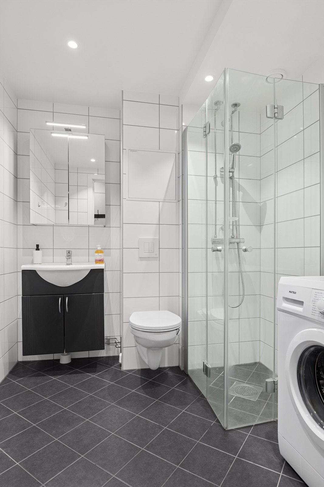 Badet har varme i gulv, dusj, vegghengt toalett, opplegg til vaskemaskin, servant med underskap og varme i gulv. Galleribilde