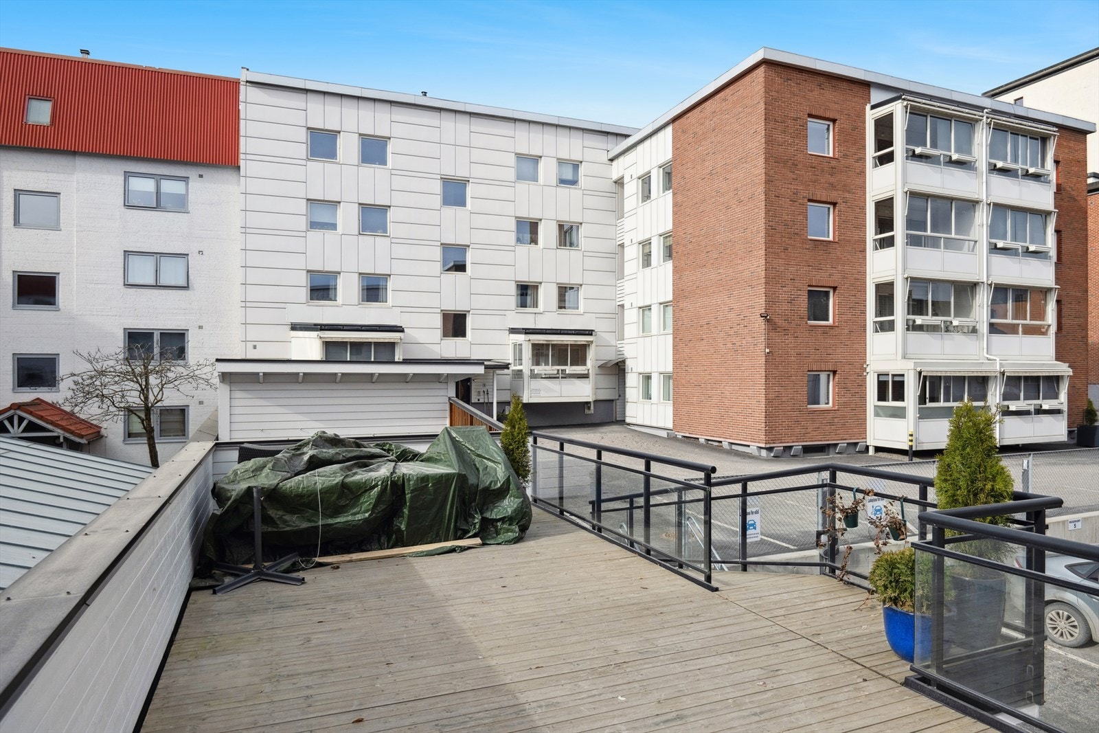 Borettslaget har et uteområde som står møblert i sommerhalvåret. Galleribilde