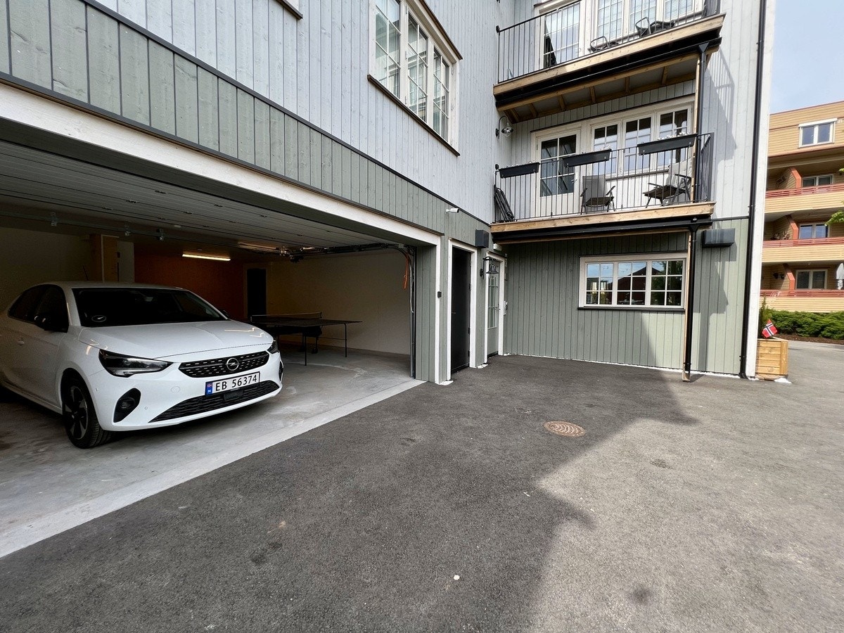 Utleiebil i fellesgarasje Galleribilde