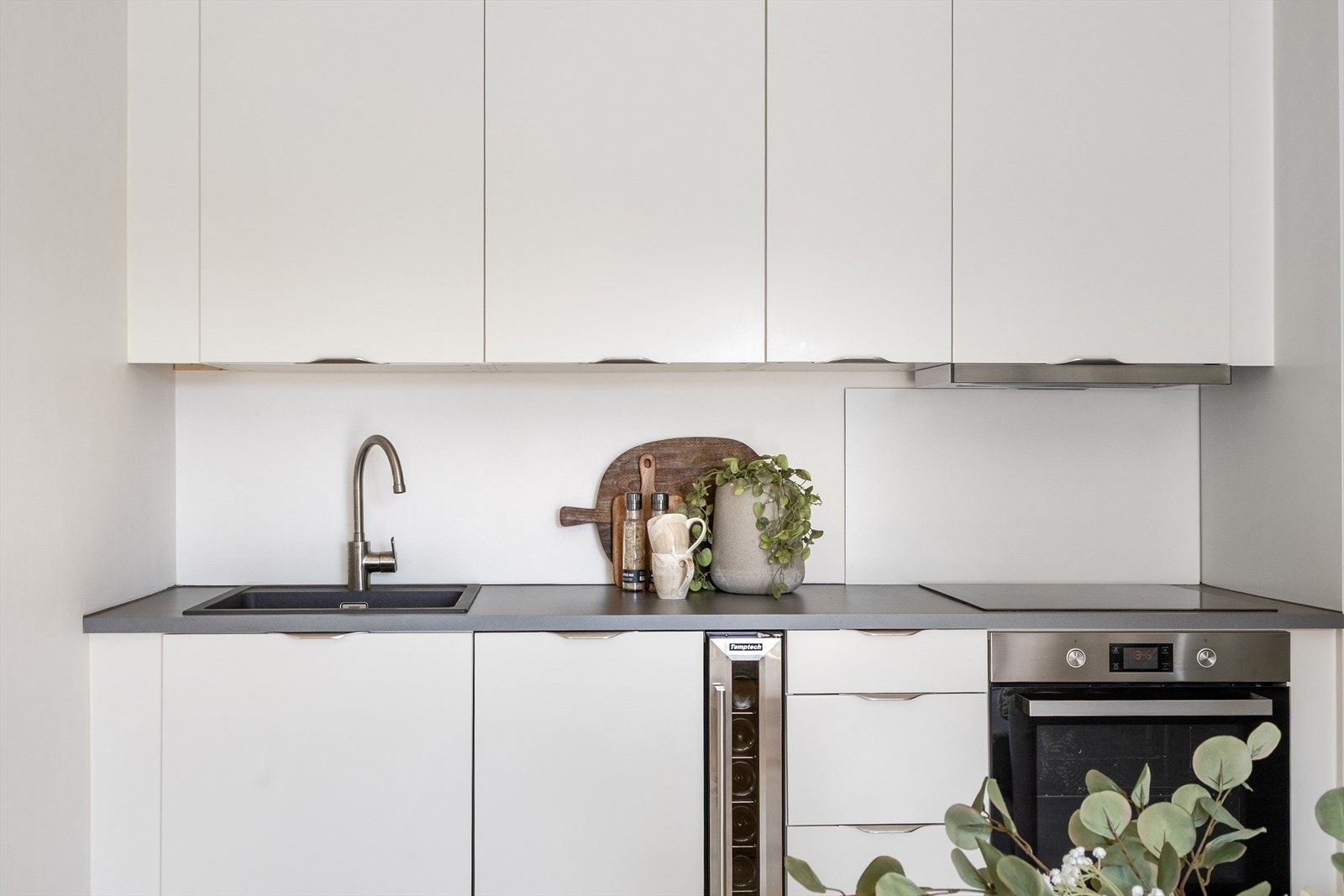 Kjøkkeninnredning fra Epoq (2019) med integrerte hvitevarer - til og med vinskap fra Temptech! Ny kjøkkenkran og lekkasjesikring montert. Galleribilde