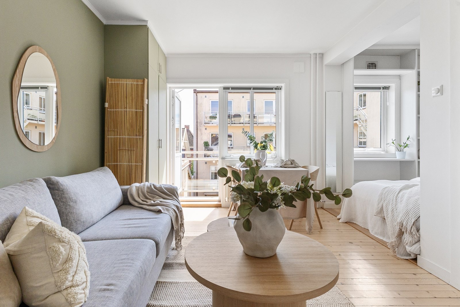 Felleskostnader kr 4 848/mnd - inkluderer varmtvann, sentralfyring, kommunale avgifter, kabel-TV/internett, felles forsikring og vedlikehold. Galleribilde