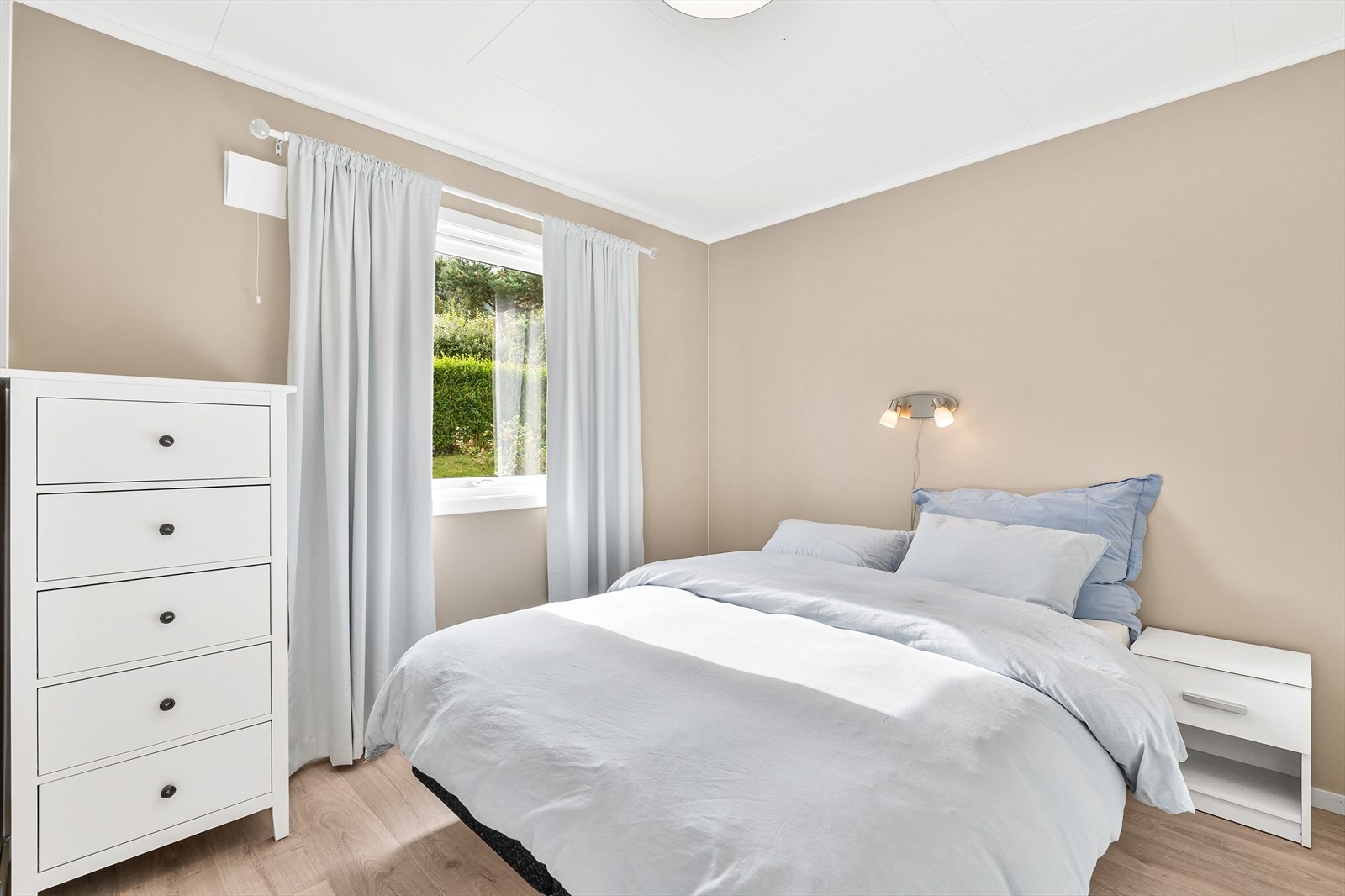 Soverom 1: Stort og romslig soverom, med vindu fra 2021 Galleribilde