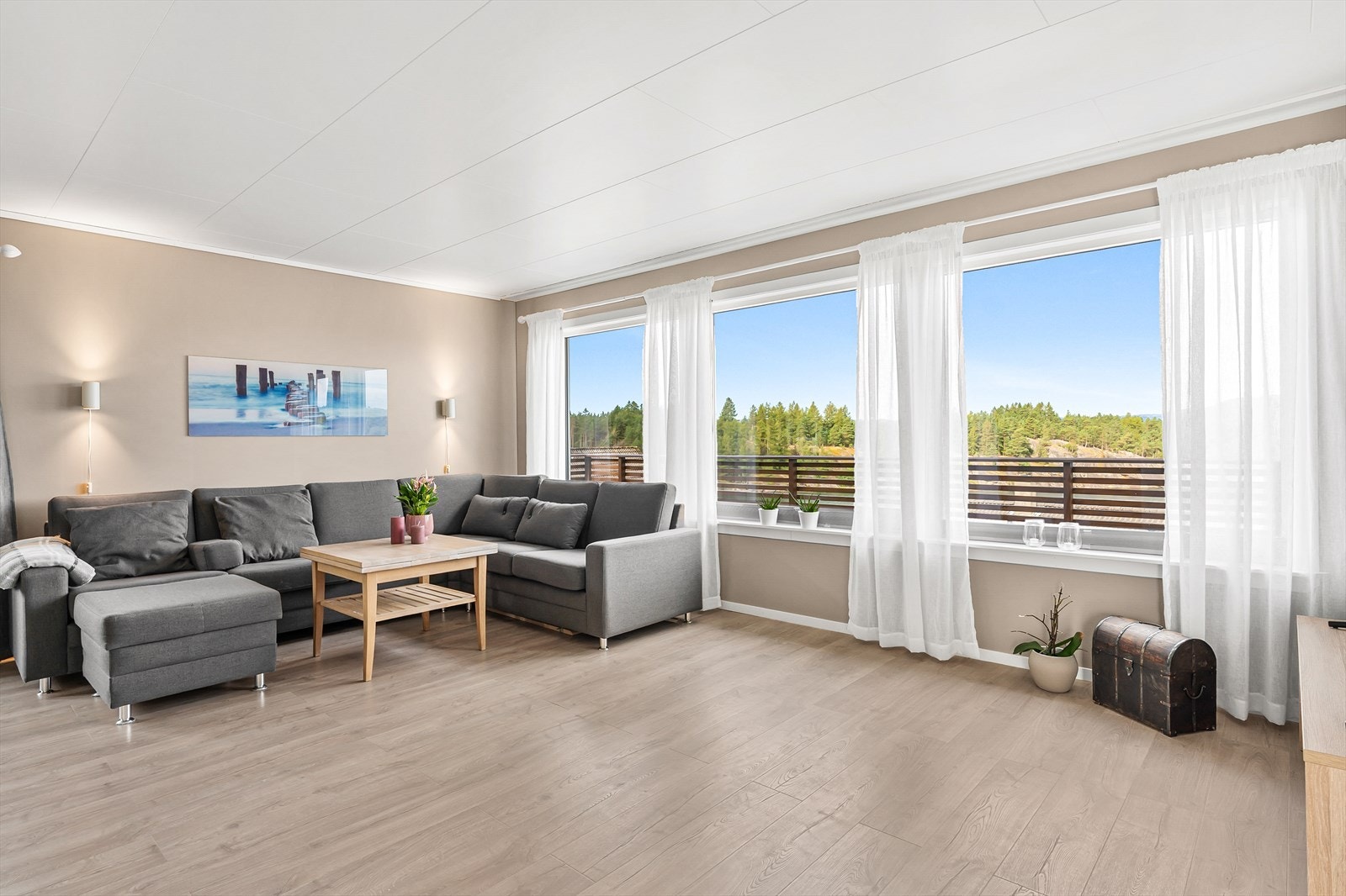 Stue med nye vinduer i 2021 med flott utsikt. Laminat lagt i 2023/2024. Galleribilde