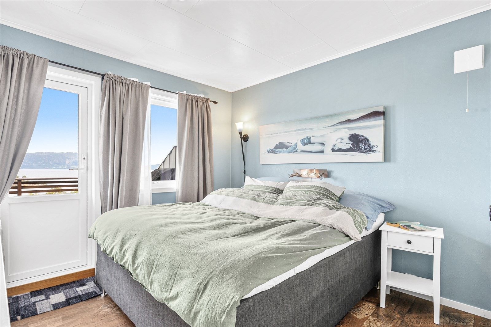 Soverom 2: Utsikt mot sjøen og utgang til terrasse. Vindu byttet 2021. Galleribilde