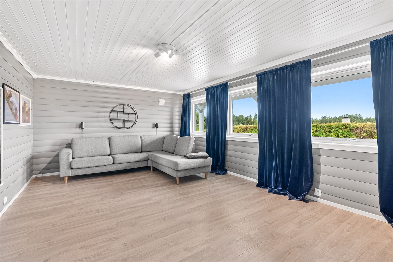 Kjellerstue med nye vinduer i 2021. Overflater oppgradert i 2021. (Ikke byggegodkjent) Galleribilde