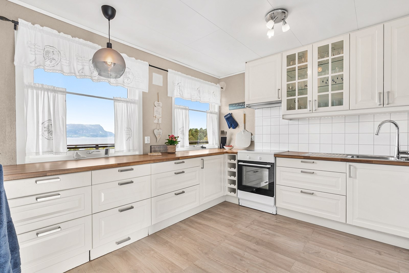 Kjøkken med nye vinduer fra 2021. Laminat lagt i 2023/2024. Oppvaskmaskin og stekeovn medfølger. Galleribilde