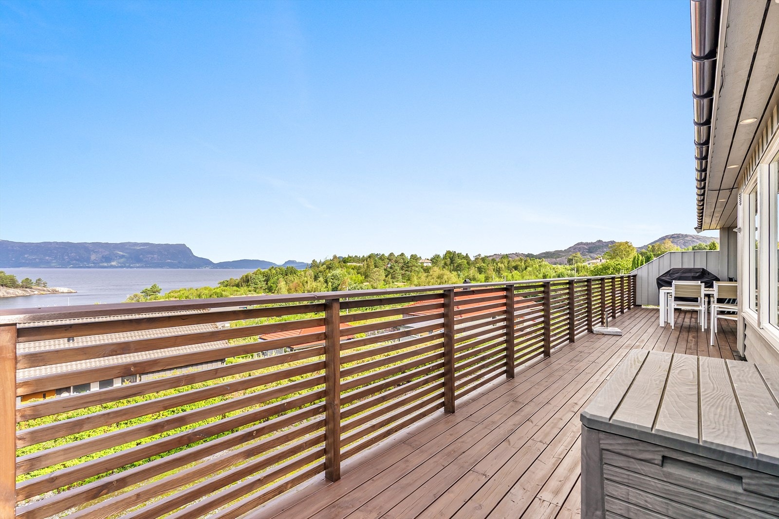 Etablert terrasse i 2020, med fantastisk utsikt over fjorden Galleribilde