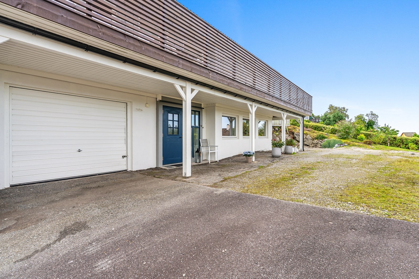 Delvis asfaltert og gruset innkjørsel Galleribilde