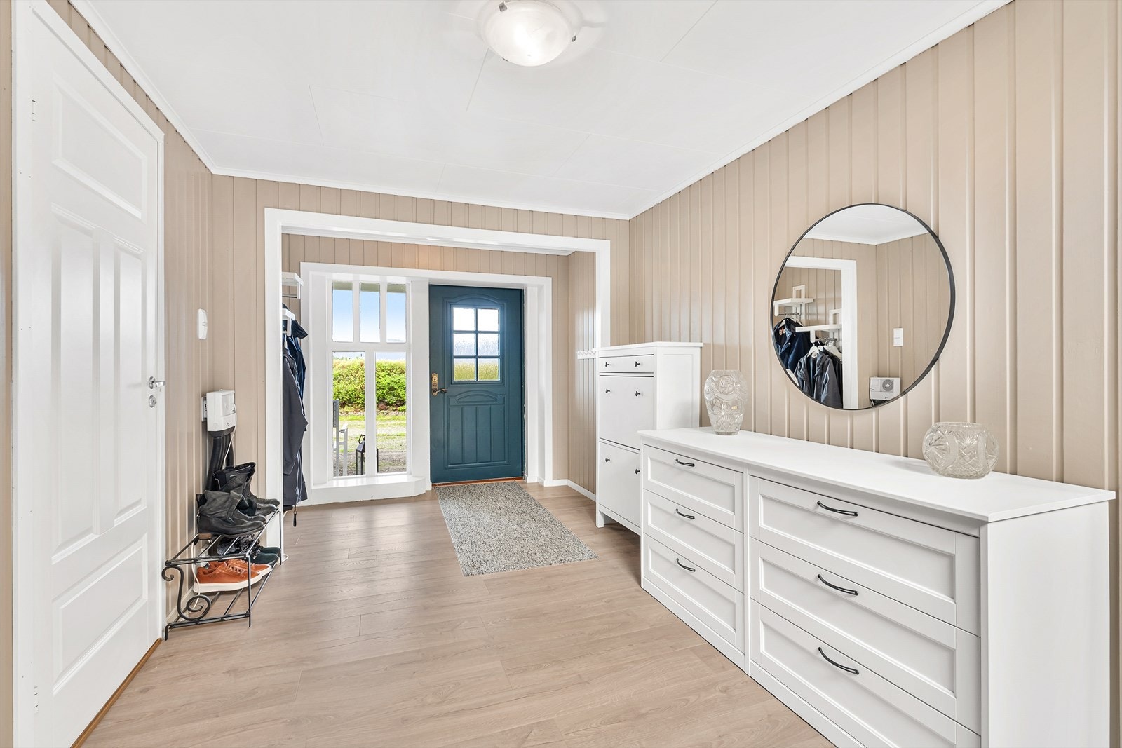 Romslig og lyst inngangsparti med nytt laminatgulv i 2020. Galleribilde