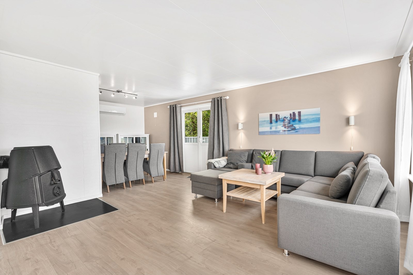 Vedovn og varmepumpe i stuen. Dør til terrassen. Galleribilde