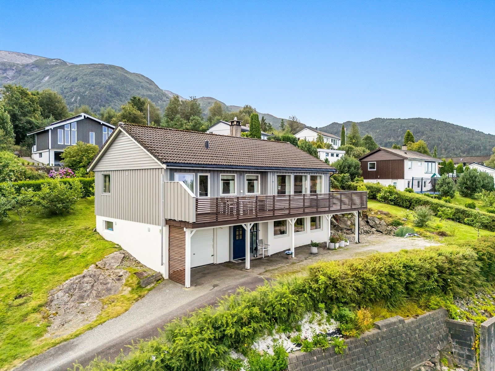 Vestvendt terrasse som gir svært gode solforhold Galleribilde