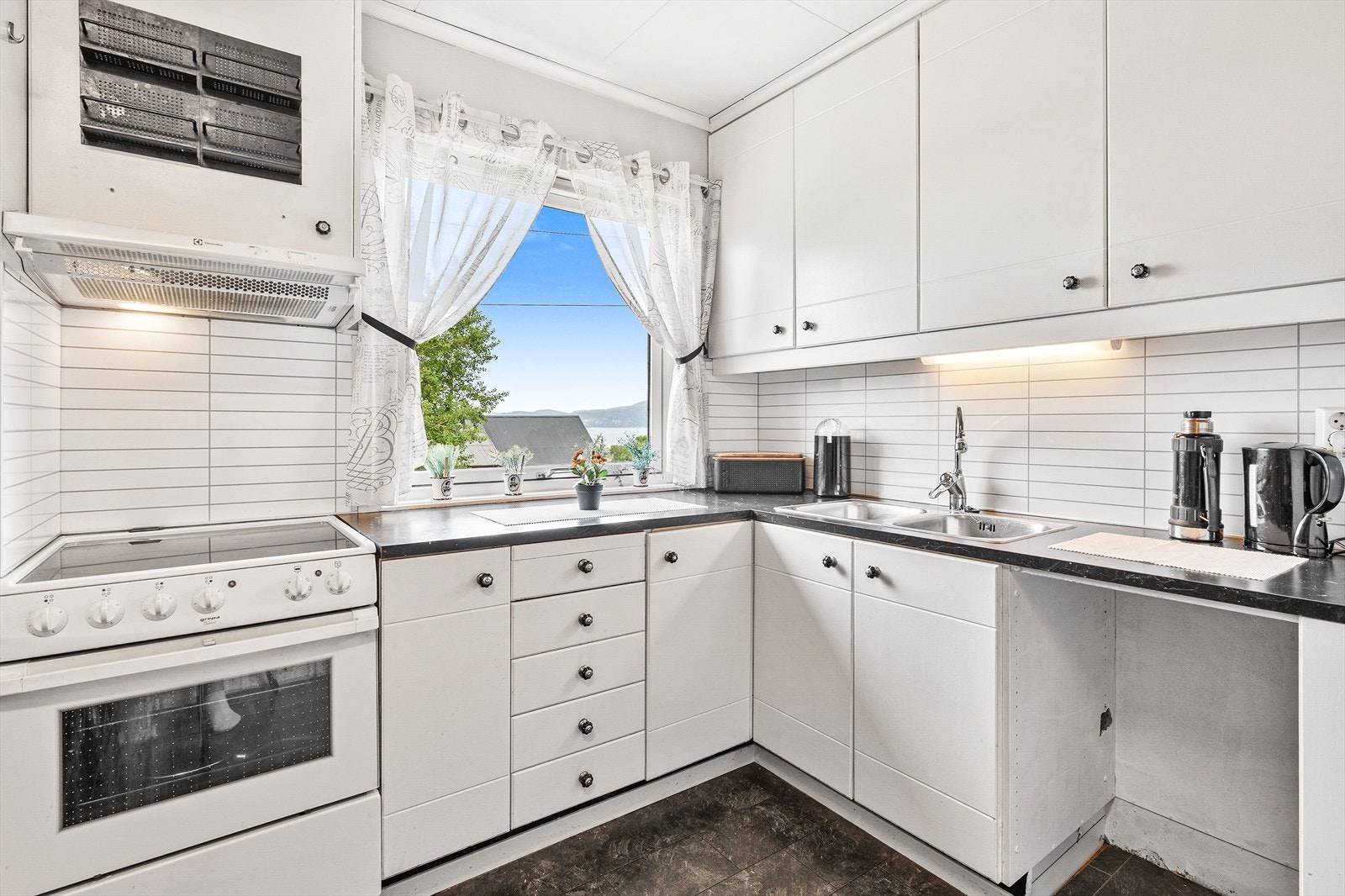 Kjøkken med komfyr og kjøleskap, som medfølger Galleribilde