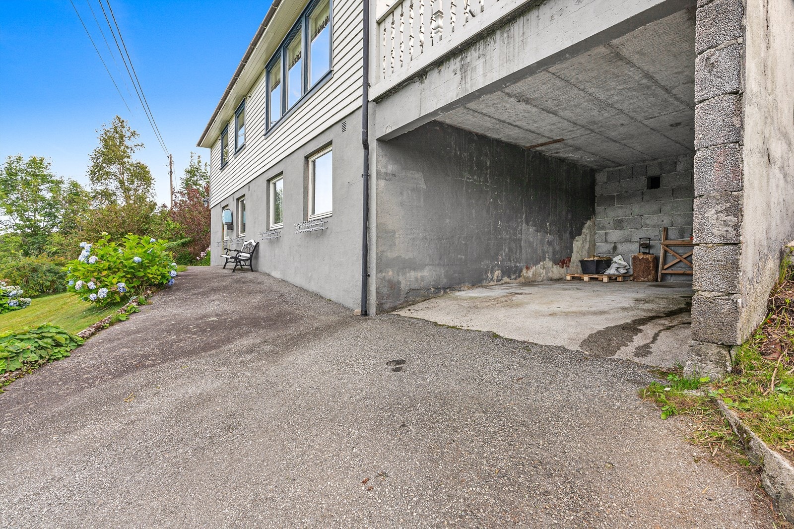 Asfaltert innkjørsel med garasje Galleribilde