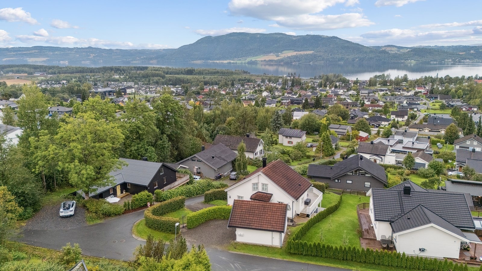 Her bor du i et familievennlig område med nærhet til Mørkved skole og barnehager. Galleribilde
