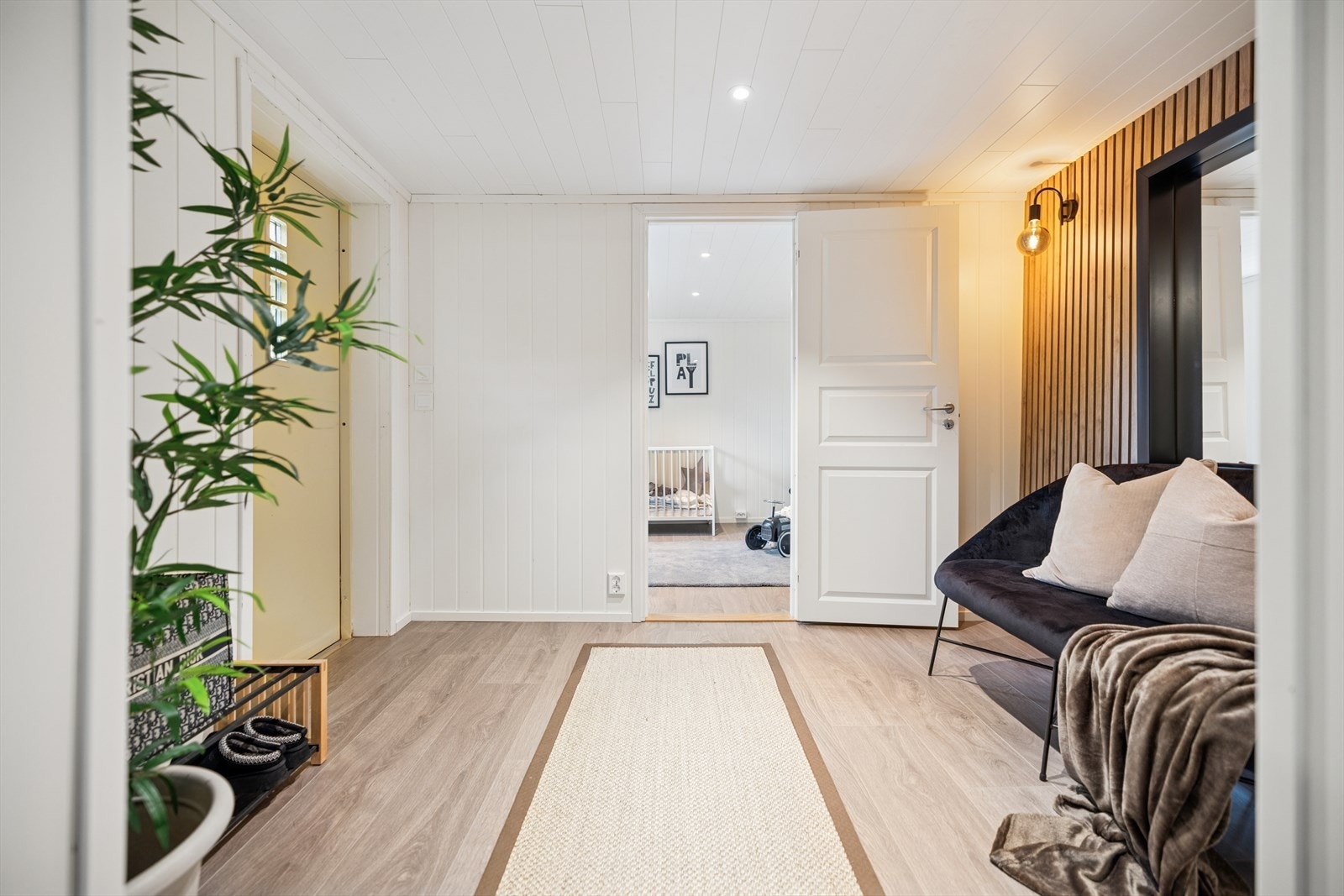 Fra entréen er det enkel tilgang til boligens soverom og øvrige rom. Galleribilde