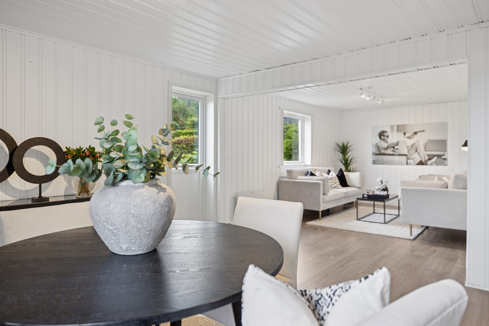 En åpen og luftig stue med fleksible møbleringsmuligheter. Galleribilde