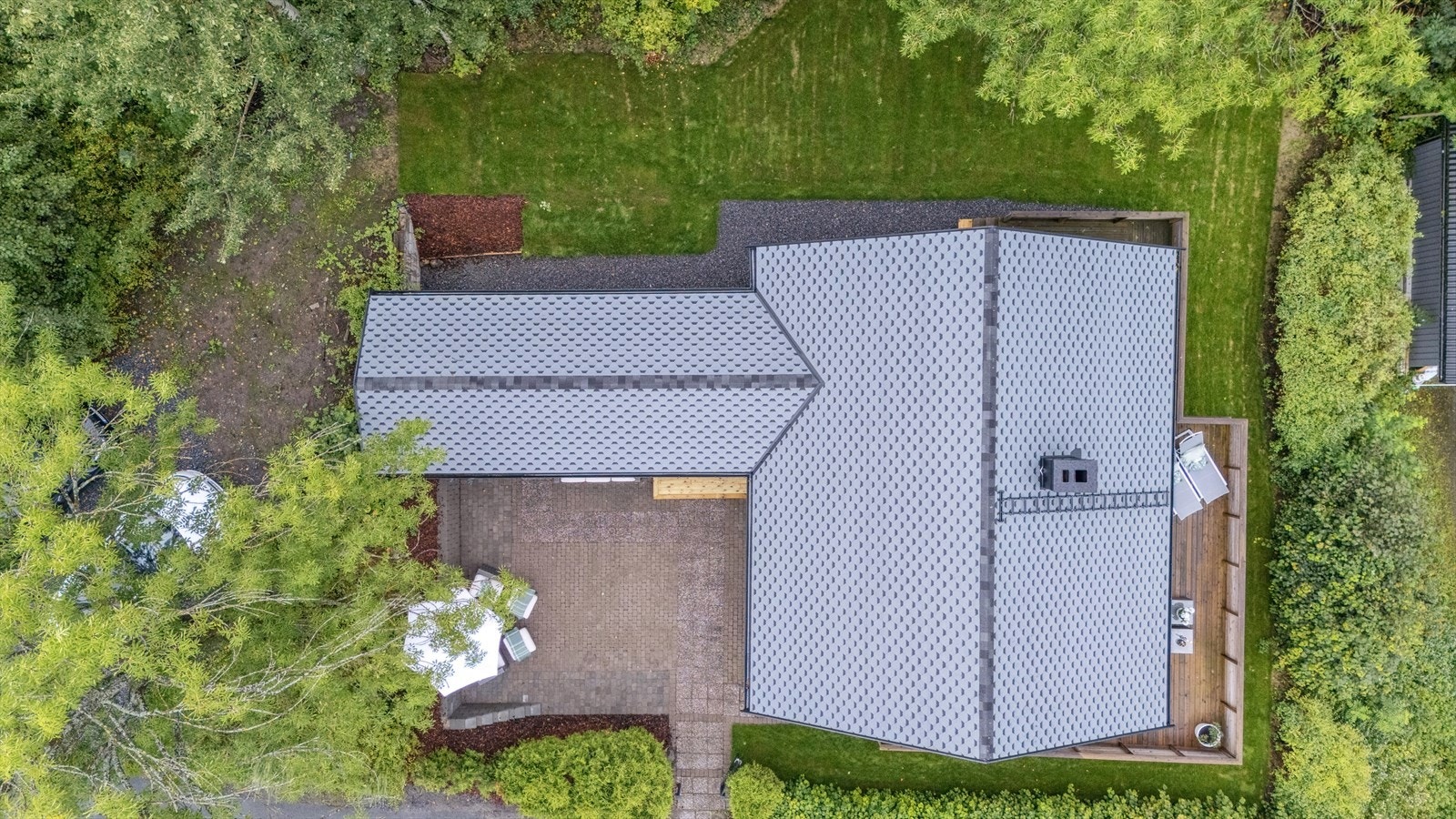 Eiendommen har en fin tomt med terrasse, hage og en pent opparbeidet gårdsplass. Galleribilde