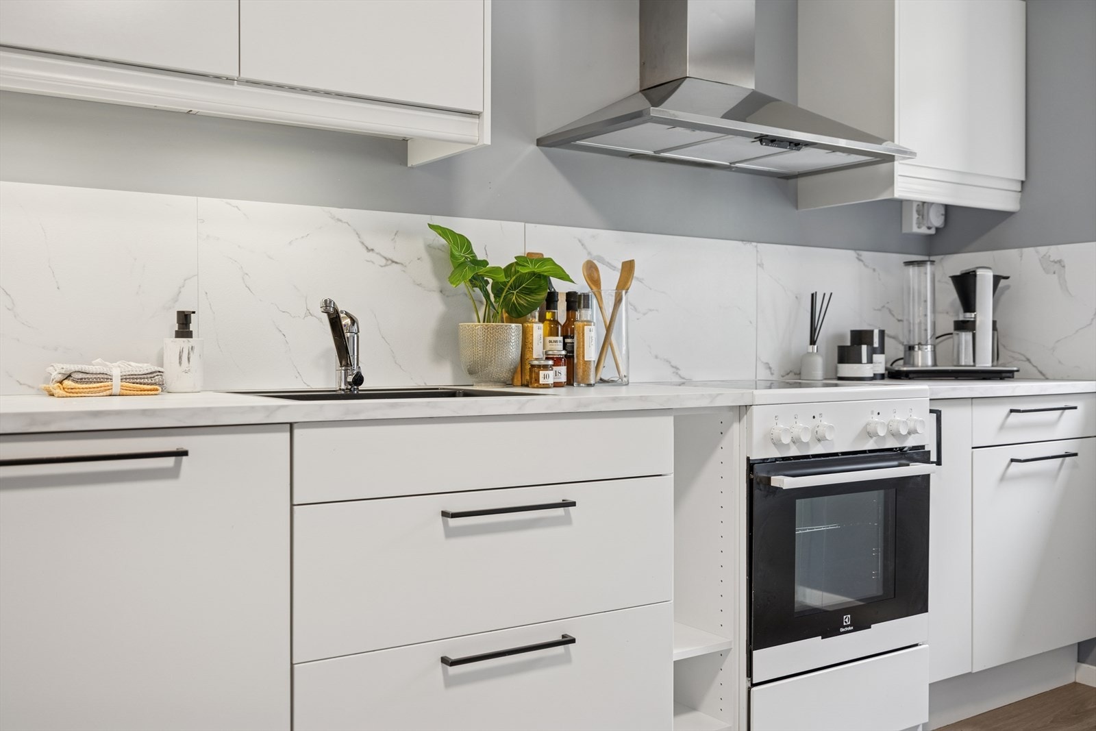 Kjøkkeninnredning fra 2022 med glatte fronter og laminatbenkeplate. Galleribilde