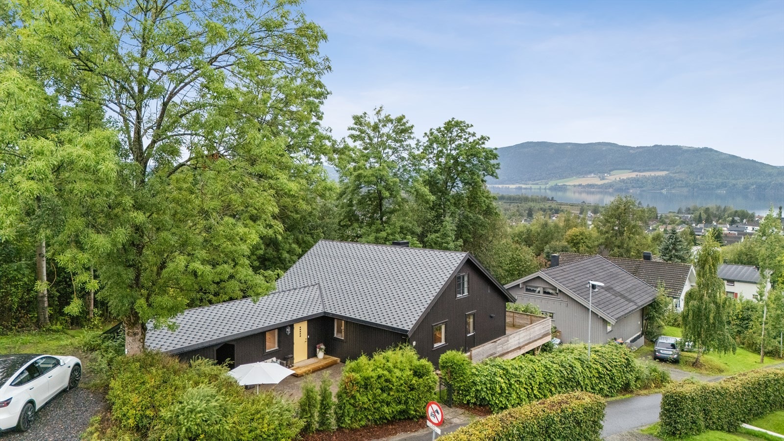 Nyt den flotte utsikten over Brumunddal og Mjøsa fra egen eiendom. Galleribilde